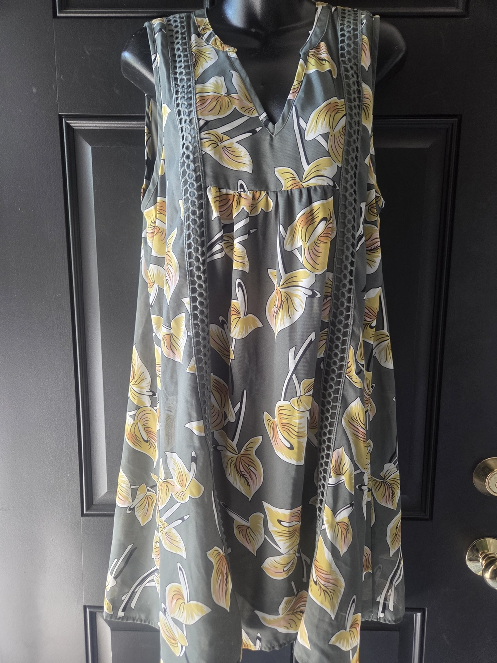 Entro Sleeveless Olive-Gray Floral Shift Dress